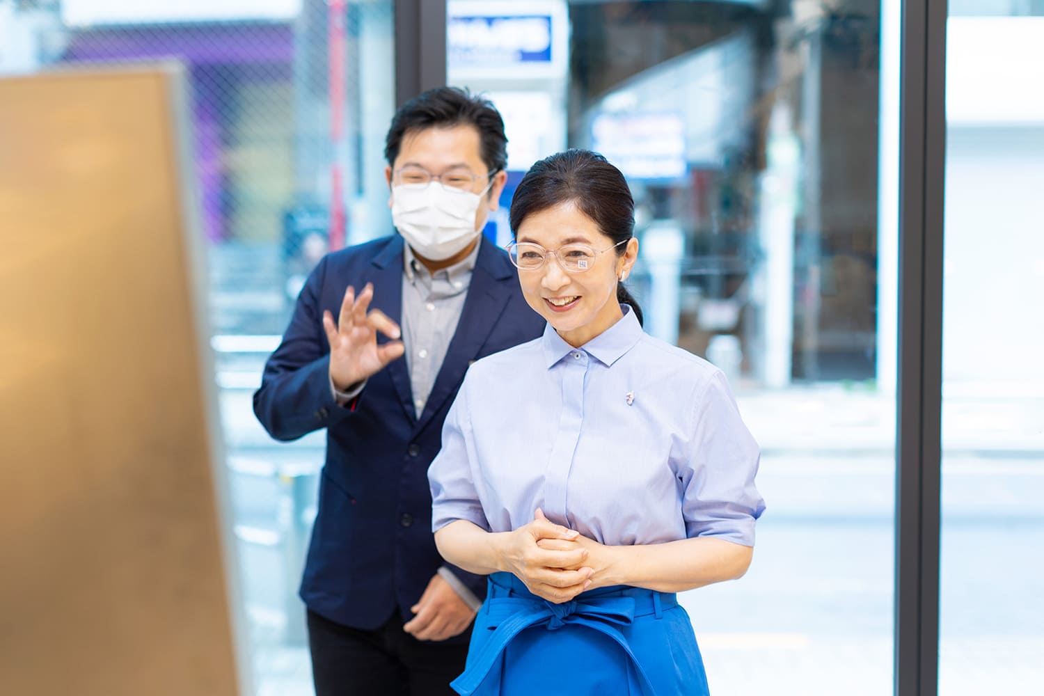 「JINS」でメガネづくりを体験する宮崎さん。